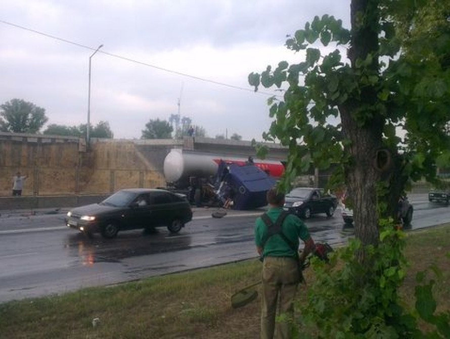 Запорожье на Набережной столкнулись Газель и фура – погиб водитель