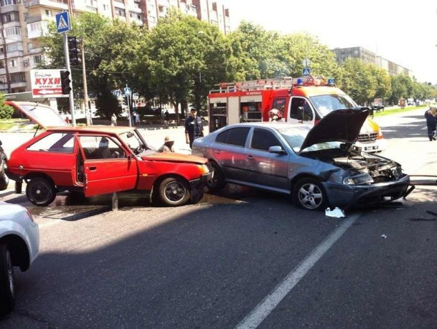 В Запорожье возле ТЦ "Аврора" после ДТП загорелась легковушка