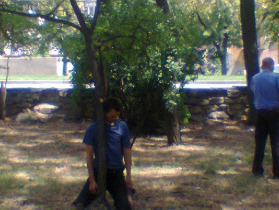 В Запорожье на улице возле библиотеки им. Горького повесился мужчина