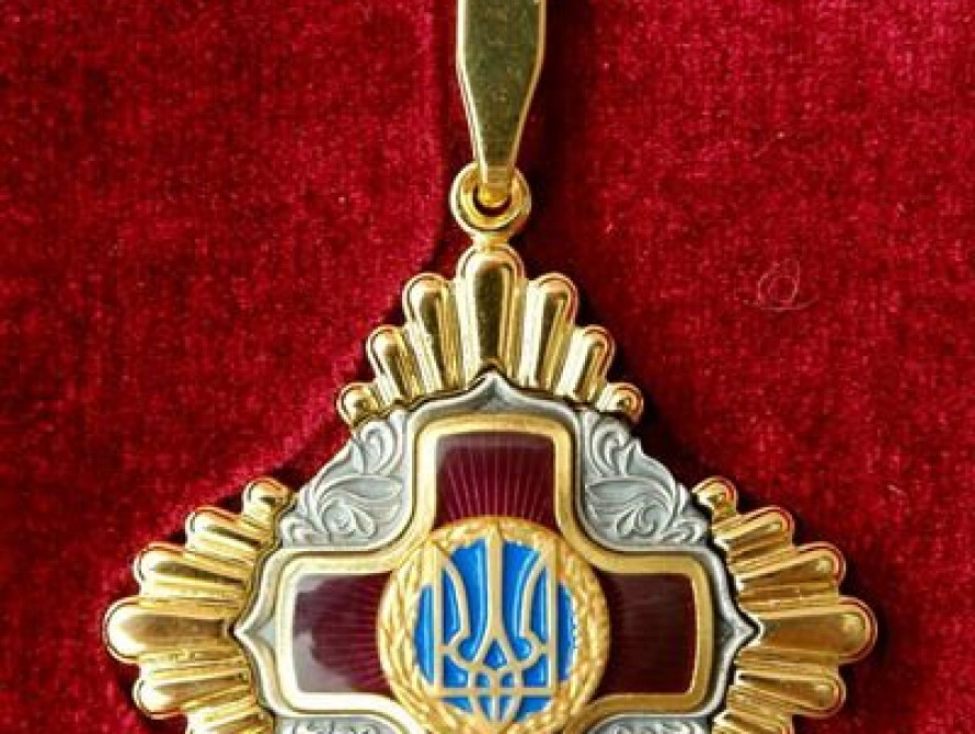 Виктор Янукович наградил запорожских металлургов орденами и медалями