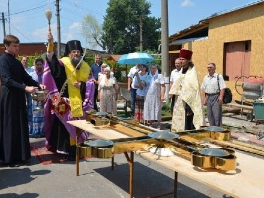 В Вольнянске на храме установили новый купольный крест