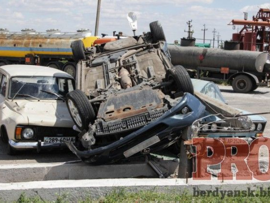 Крупное ДТП в Бердянске – Toyota упала на припаркованные авто