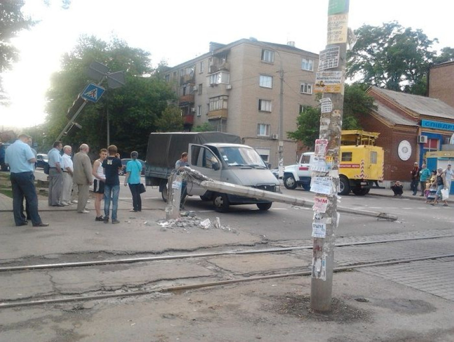 В Запорожье из-за упавшего столба на 2 часа остановилось движение