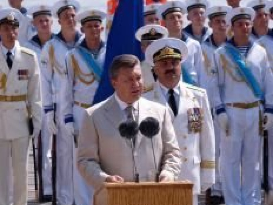 Подлодка "Запорожье" открыла военно-морской парад в Севастополе