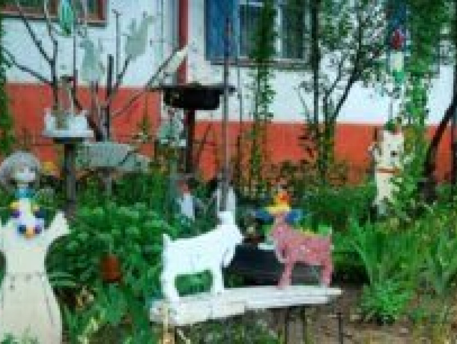 Жители Кичкаса превратили двор в "экзотический остров"  