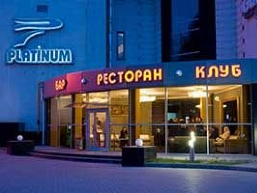 В Запорожье парень, который выпал из Platinum, до сих пор в реанимации