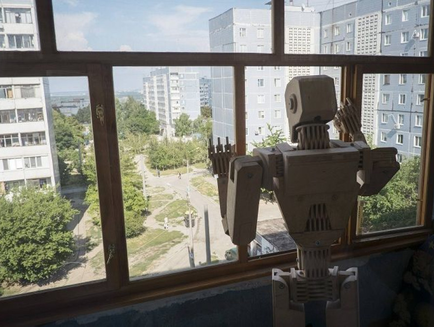 В Запорожье заводчанин собрал двухметрового робота и делает ему подругу