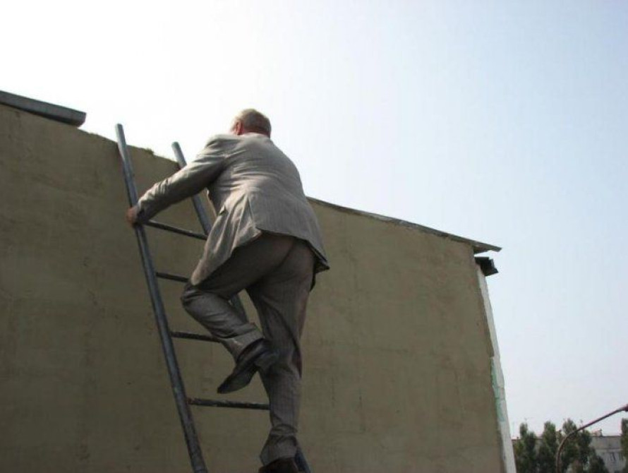 В Запорожье губернатор залез на крышу школы