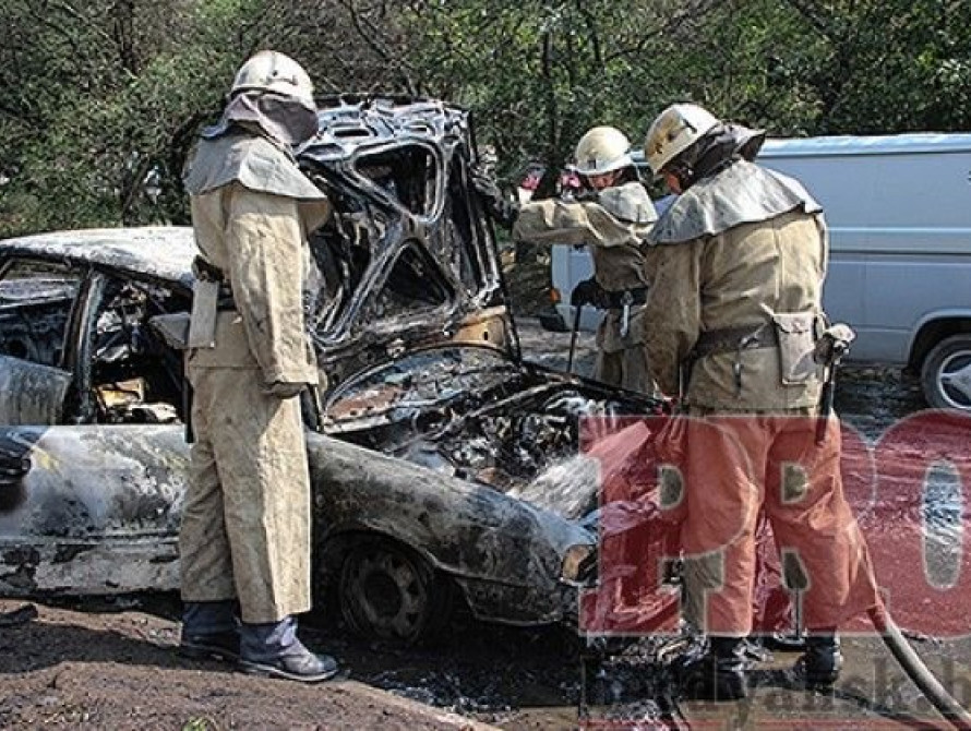 В Бердянске посреди улицы сгорела Audi