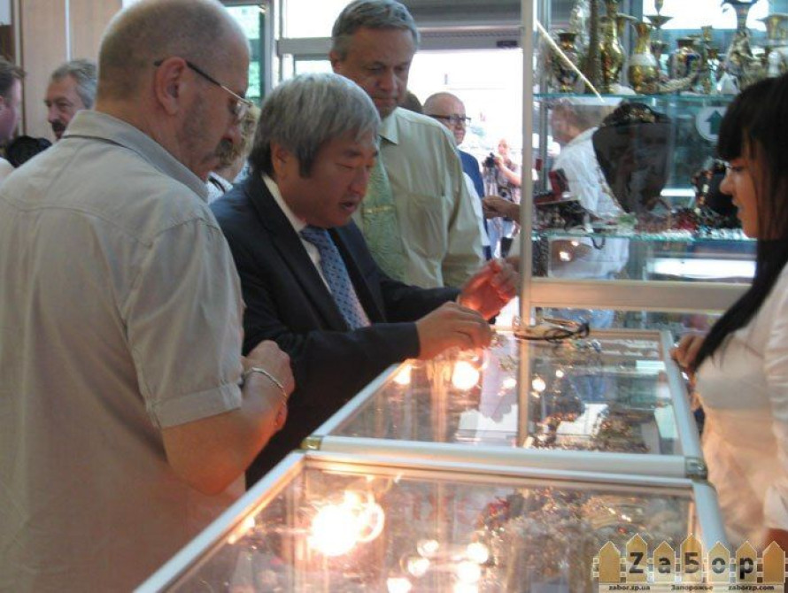 Мэр Запорожья на "Школьном базаре" приобрел две заколки 