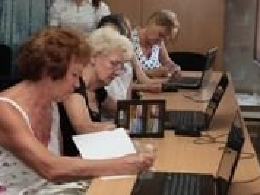 В Запорожье пенсионеров обучают компьютерной грамотности 