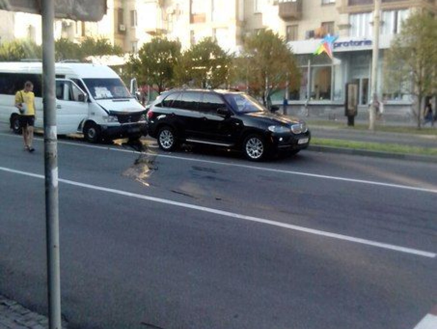 В Запорожье маршрутка врезалась в БМВ Х-5, пострадала женщина