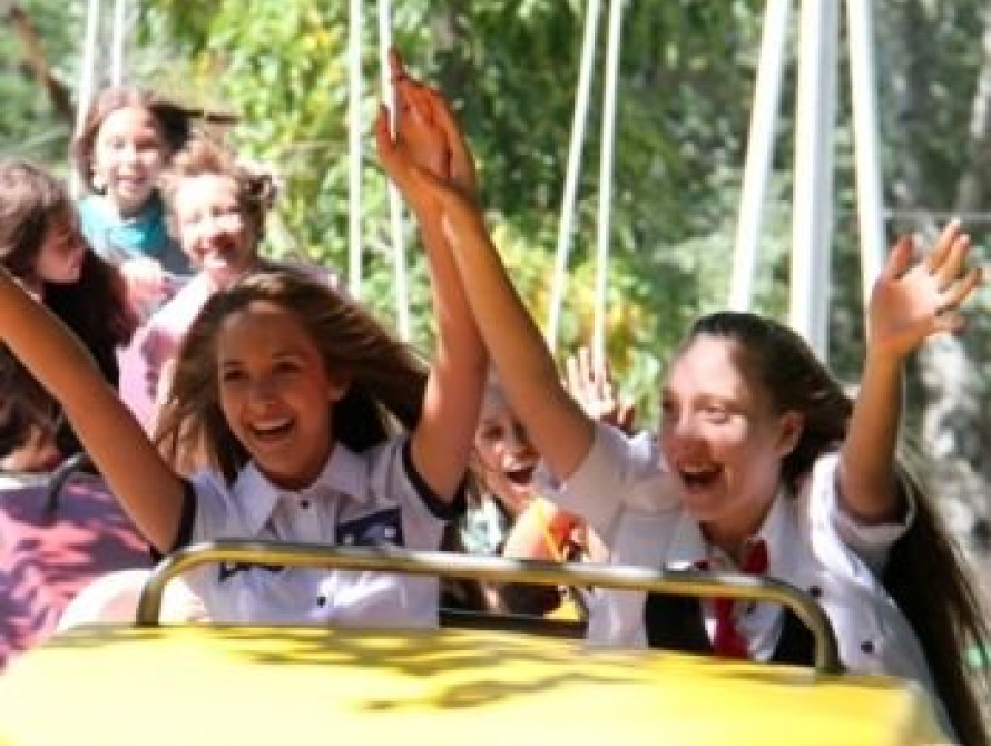 В Мелитополе первоклашек бесплатно покатали на аттракционах