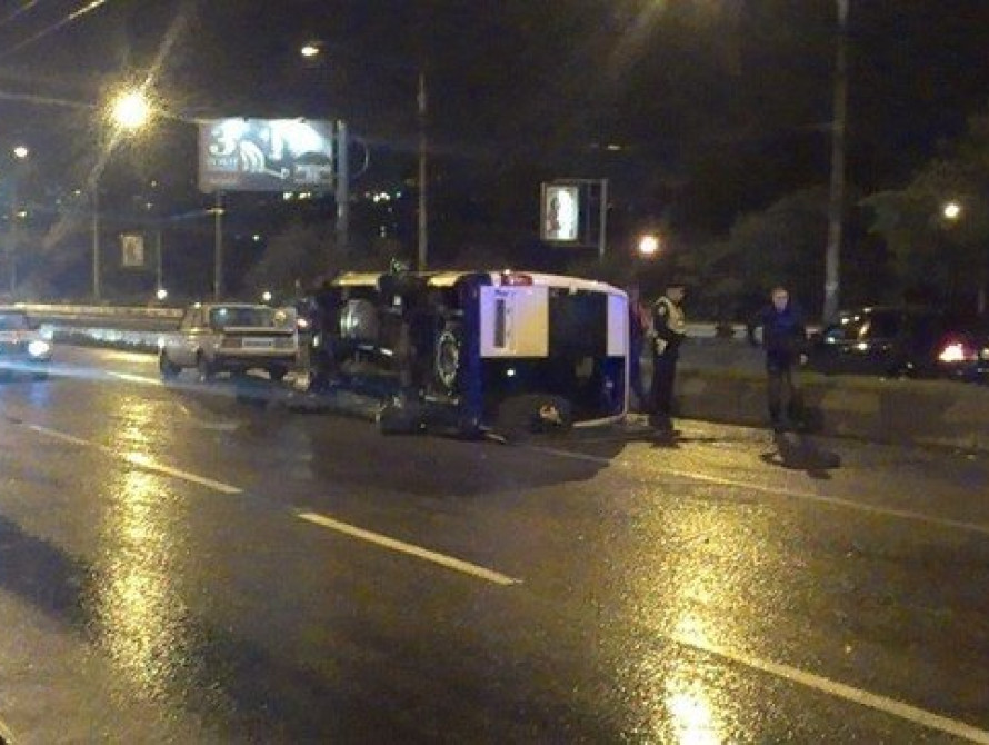 В Запорожье на дамбе перевернулась маршрутка