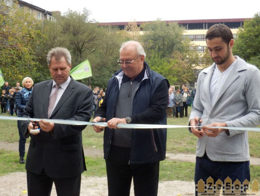 В Запорожье открыли новую спортплощадку и торжественно опробовали