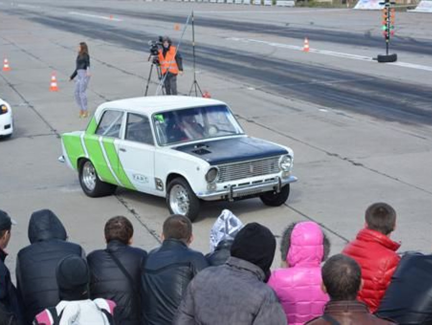 В Запорожье на соревнованиях по гонкам на ускорение автомобиль чуть не влетел в публику