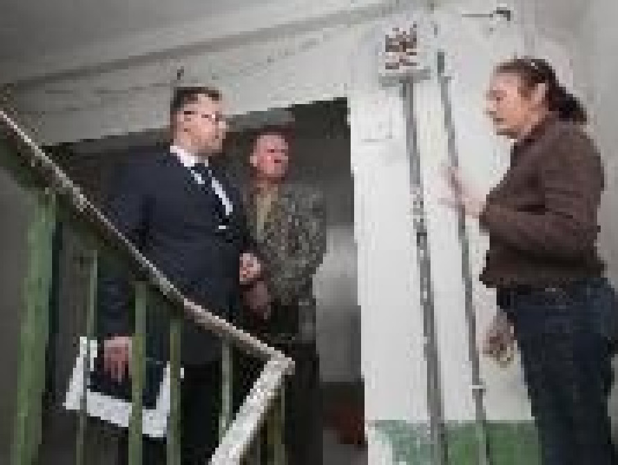 В Запорожье жилищники ремонтируют подъезды жилых домов