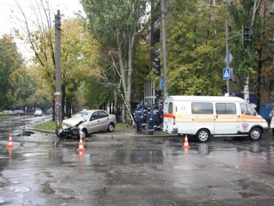 ДТП в Запорожье: легковушка вылетела на тротуар – пострадал водитель