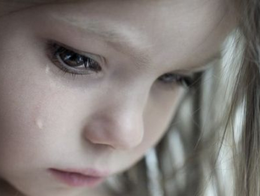 В Запорожье 6-летняя девочка уходит из дома, потому что родители ее бьют