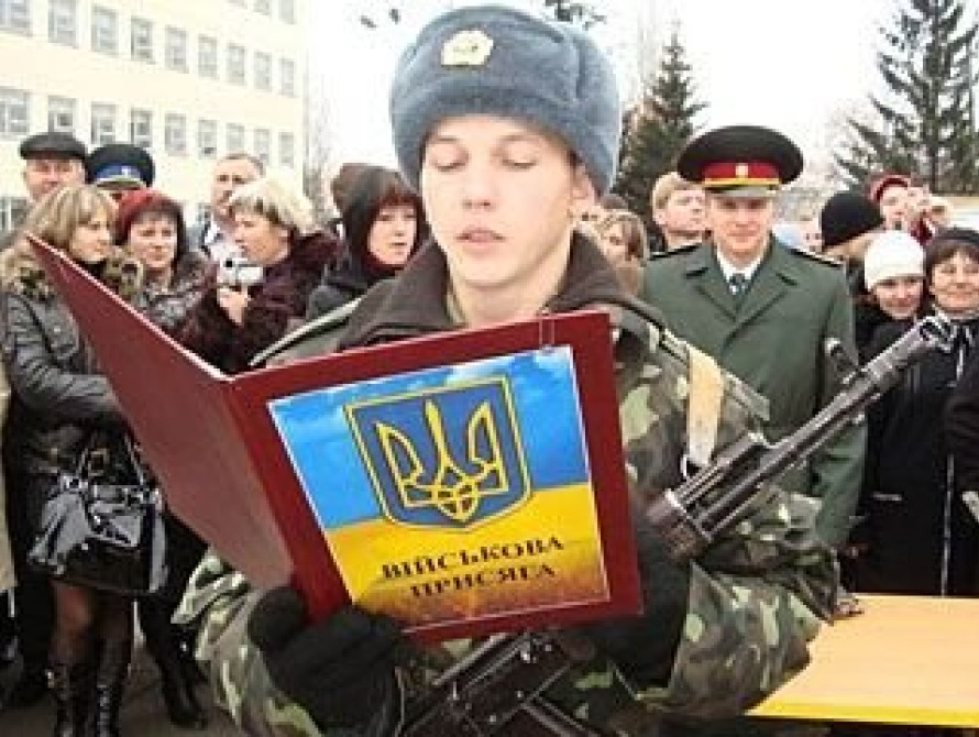 Запорожских солдат заставляют убирать в 5 утра