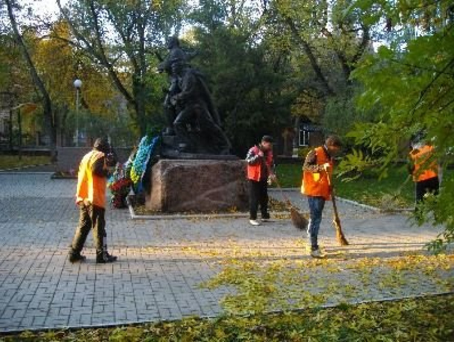 В Бердянске правонарушители подметают улицы города
