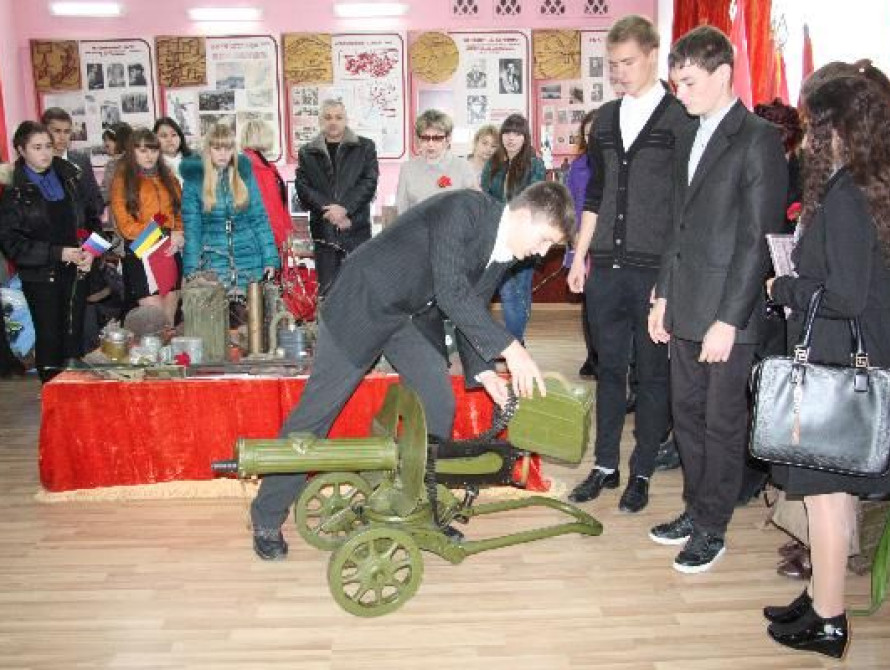 В Запорожье мэр презентовал школе пулемет "Максим"