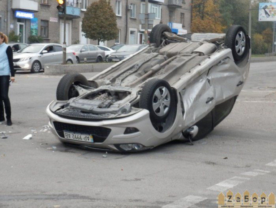 В Запорожье в тройном ДТП перевернулась легковушка