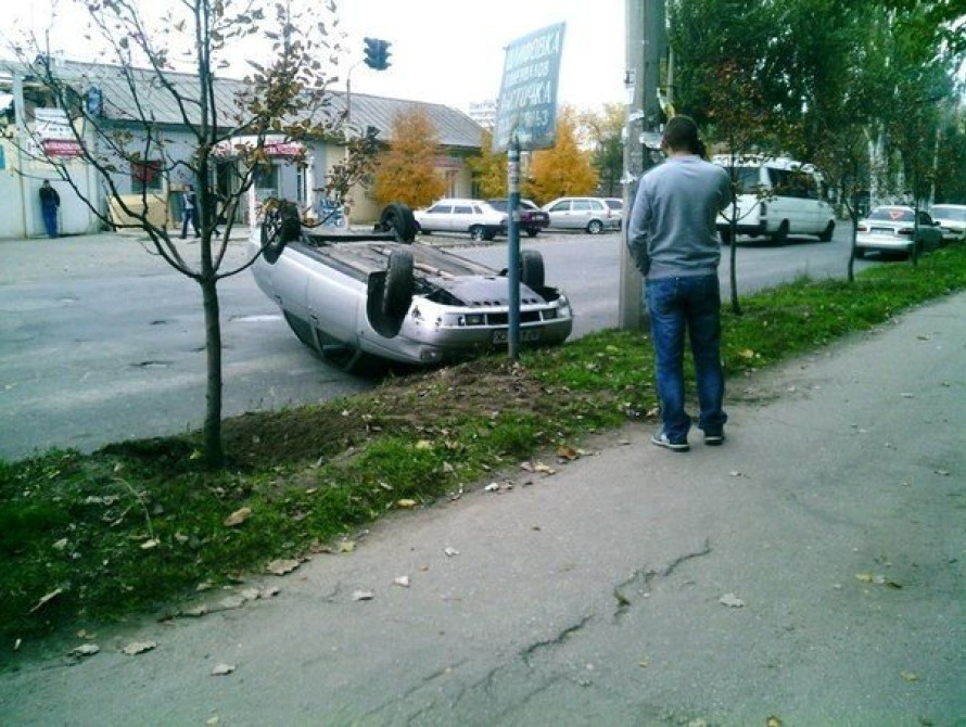 В Запорожье перевернклась легковушка, пострадал водитель иномарки