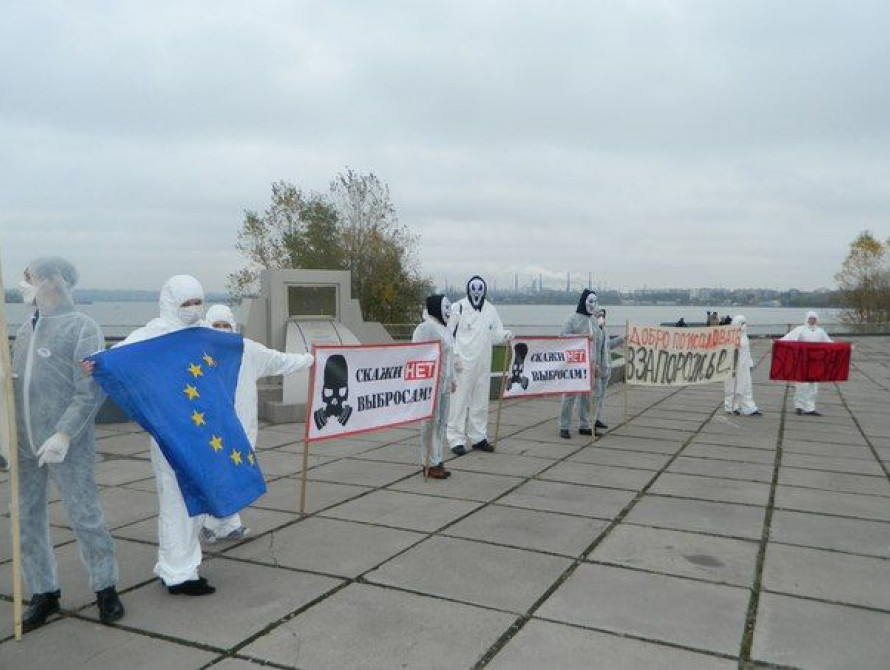 Запорожцы вышли на плотину в защитных костюмах и масках