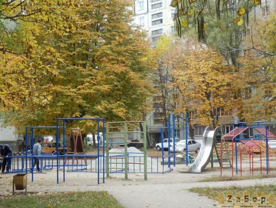 В Запорожье на Кичкасе строят детскую площадку