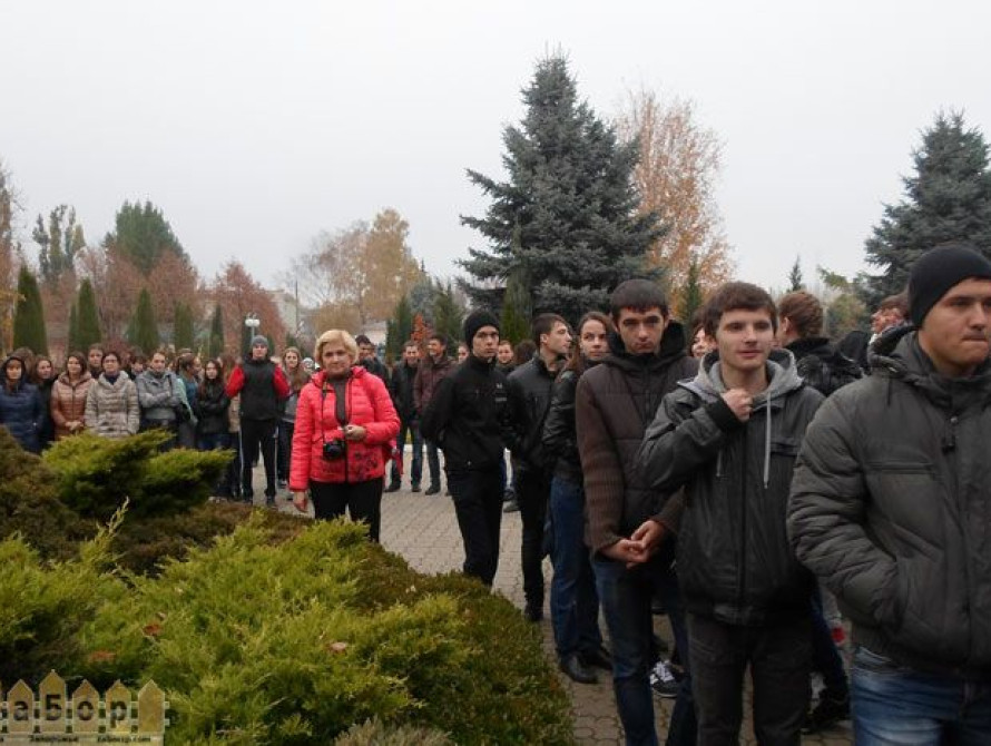 В Запорожье на ДЖД прошел студенческий субботник с Карташовым и полевой кухней