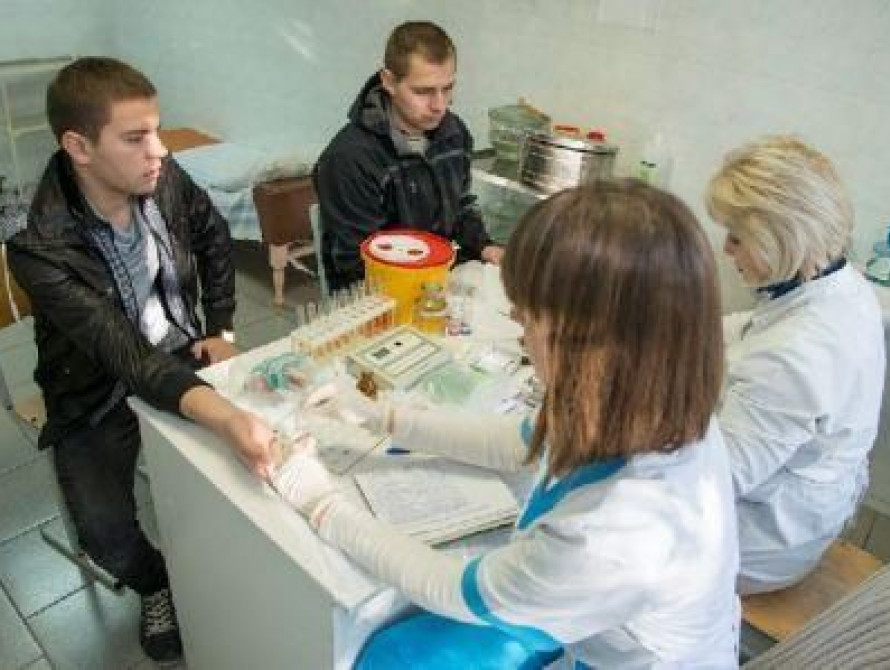 В Запорожье 220 будущих медиков сдали более 60 литров крови