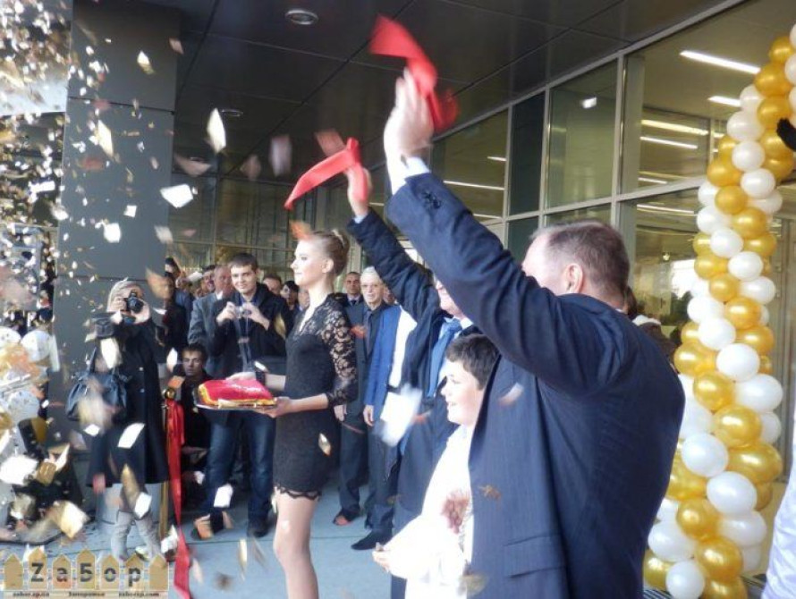 Открытие "Авроры" в Запорожье: 4 тыс. гостей, пробки и побег певицы "Реал О"