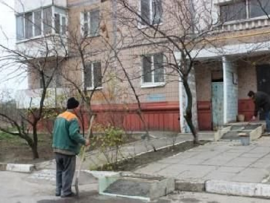 В Запорожье коммунальщики устанавливают пандусы к подъездам жилых домов