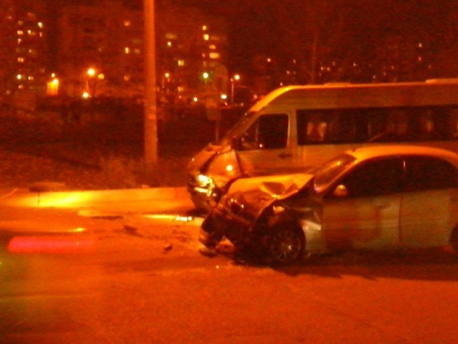 В Запорожье легковушка врезалась в маршрутку – пострадал ребенок