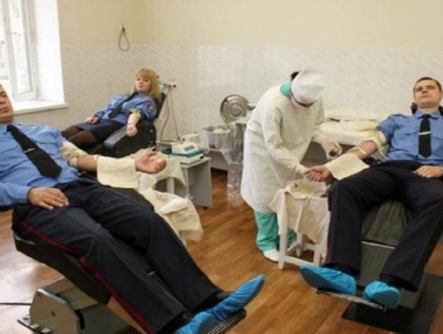 Запорожские гаишники сдали кровь для пострадавших в ДТП