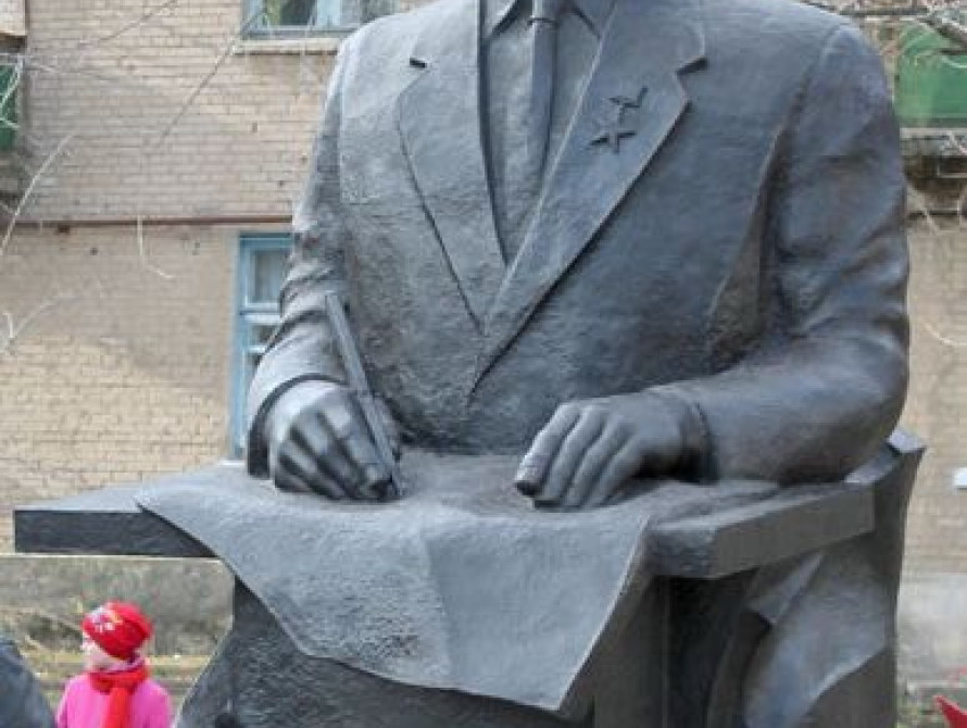 В Токмаке открыли памятник авиаконструктору Ивченко
