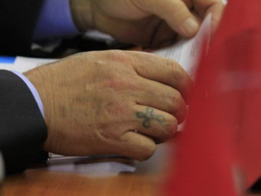 В Запорожье депутат горсовета показал свои наколки