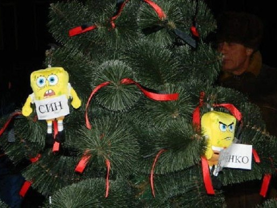 В Запорожье два раза падала ёлка с Януковичем