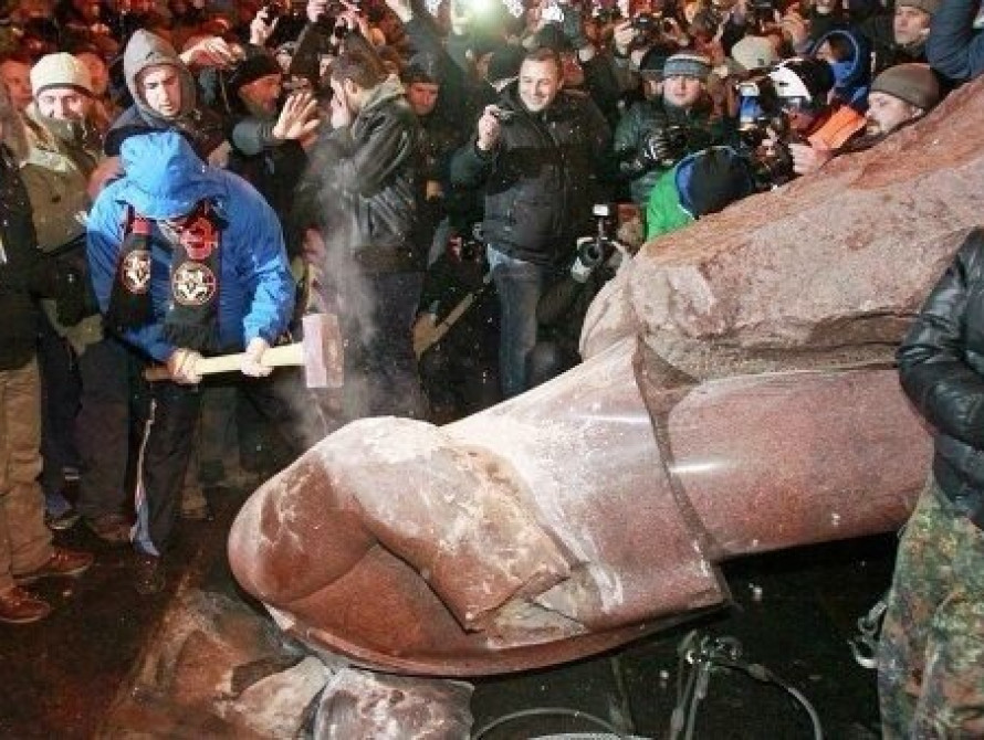 Запорожцы участвовали в сносе памятника Ленину в Киеве