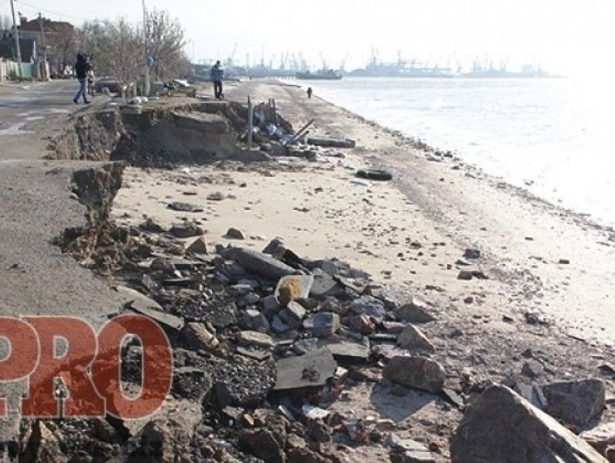 В Бердянске дорога разрушилась из-за шторма