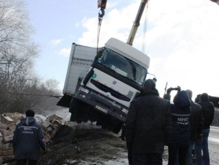 В Запорожской области в кювете перевернулась фура с продуктами 