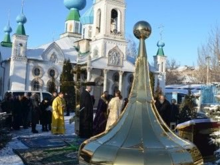 В Запорожье Владыка Лука освятил накупольный крест храма