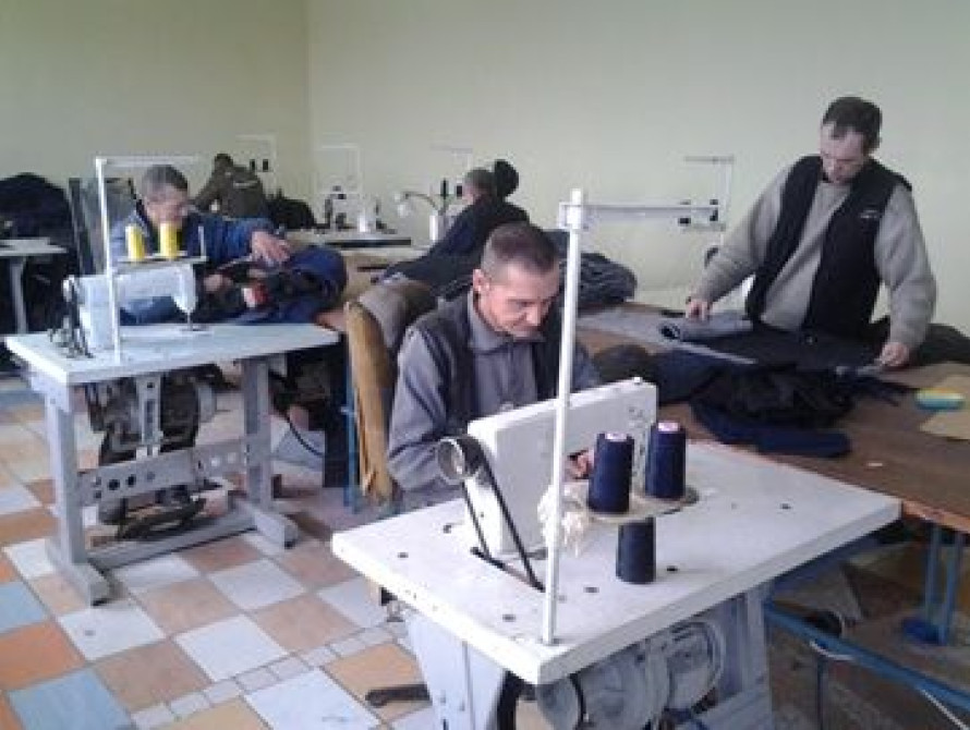 Запорожская колония освоила пошив ватных курток и штанов 