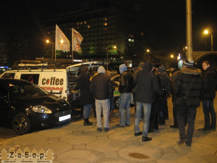 В Запорожье Евромайдан прошел с бесплатной кофе-машиной