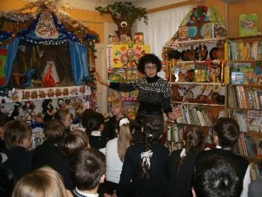 В Запорожье библиотека устроила кукольное представление для детей