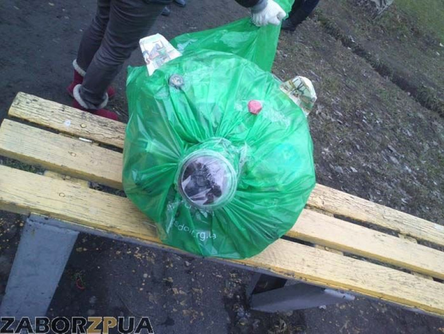 В Запорожье коммунальщикам показали, как нужно убирать мусор