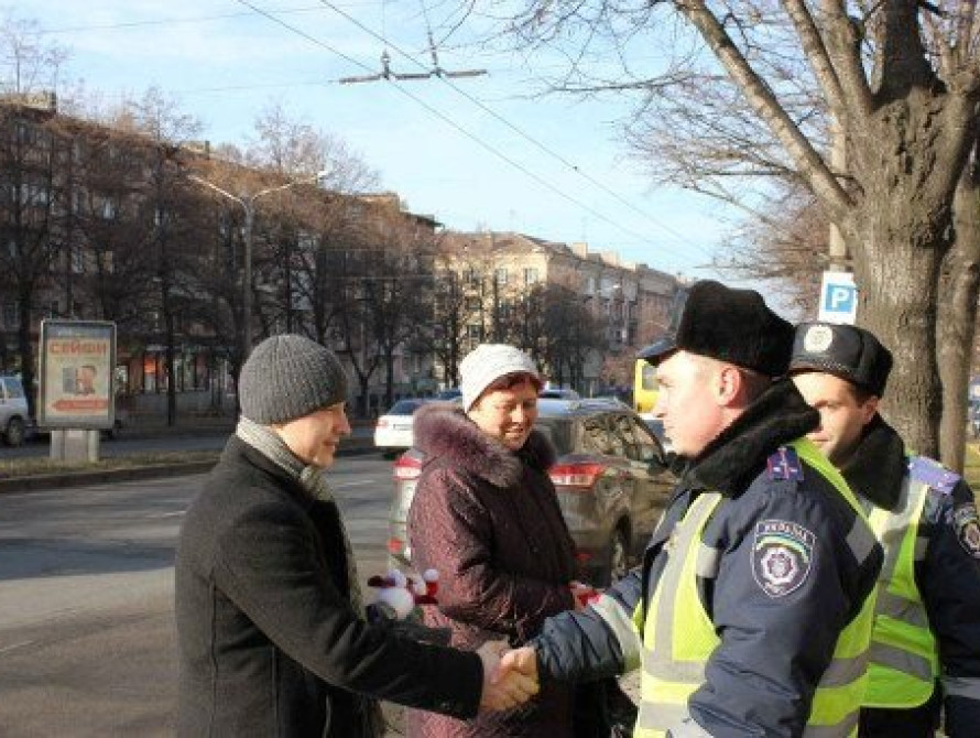 Запорожские гаишники дарили новогодние подарки водителям и пешеходам