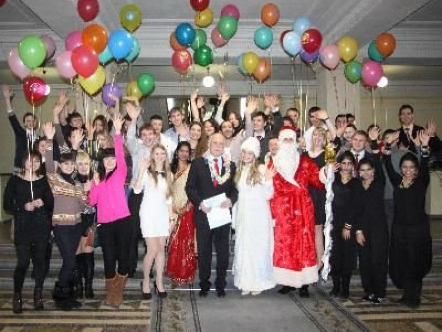 В Запорожье студенты подарили мэру открытку, подписанную  на разных языках