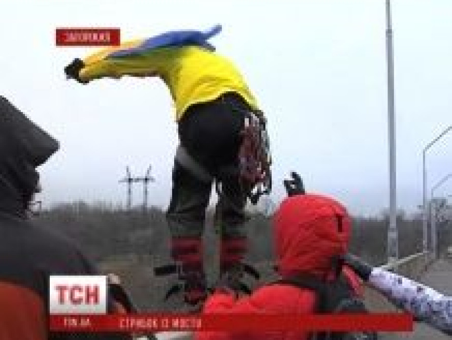 В Запорожье Дед Мороз прыгнул с Арочного моста